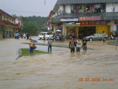 Kawasan Batu Satu yang terjejas dilanda Banjir menyebabkan Jalan ditutup bagi keselamatan pengguna.